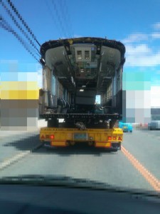 真っ二つに切れた電車